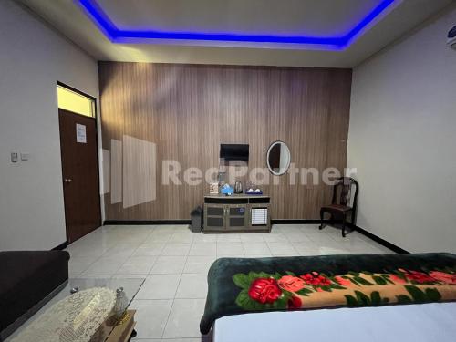 Μια τηλεόραση ή/και κέντρο ψυχαγωγίας στο Hotel Dewi near GOR Merdeka Jombang Mitra RedDoorz
