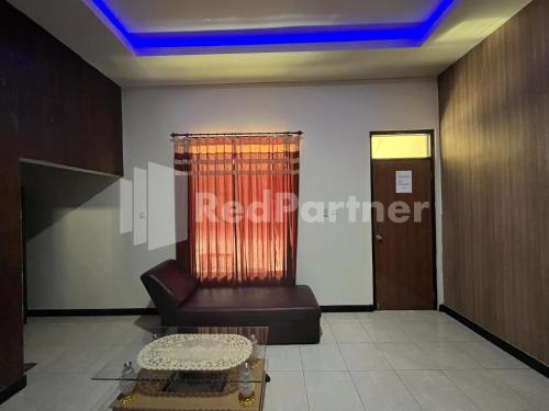 Χώρος καθιστικού στο Hotel Dewi near GOR Merdeka Jombang Mitra RedDoorz