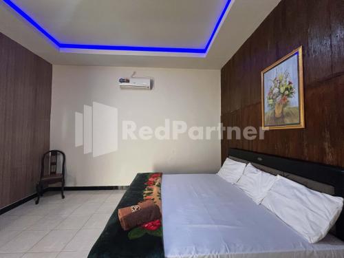 Ένα ή περισσότερα κρεβάτια σε δωμάτιο στο Hotel Dewi near GOR Merdeka Jombang Mitra RedDoorz