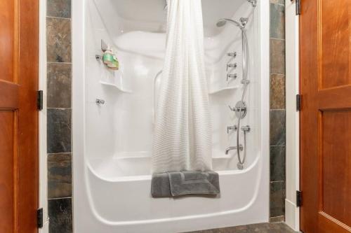 Bilik mandi di Solara Suite with Indoor Pool / Hot tub / Parking