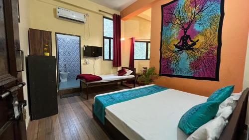 een slaapkamer met een groot bed en een badkamer bij Tamraparni Rishikesh Stay in Rishīkesh