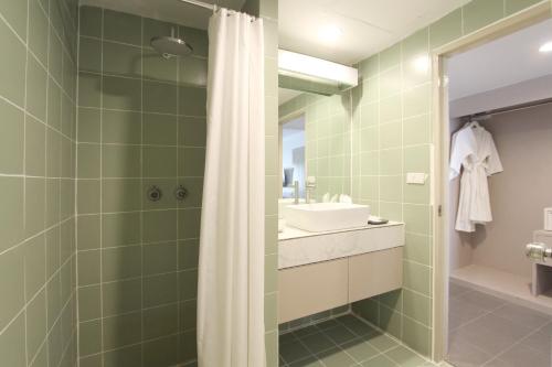 a bathroom with a sink and a shower at Pooh Beach Resort & Spa in Jomtien Beach