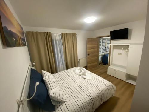 sypialnia z łóżkiem z kotem w obiekcie 011-Superbe étage spacieux très calme netflix gratuit w Charleroi