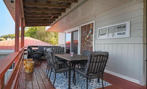 patio z krzesłami i stołem na ganku w obiekcie Lakefront house with Firepit w mieście Picton