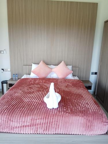 a bed with a white duck on top of it at Mesari Villa in Keramas