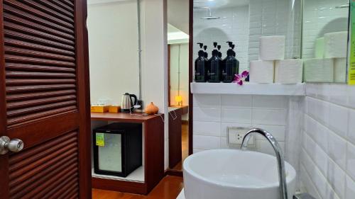 Ένα μπάνιο στο Alpha Gay Resort & Spa - Men Only