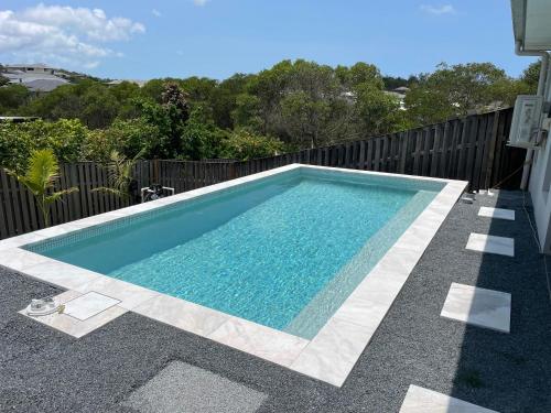 een zwembad op het dak van een huis bij Upper Coomera Castle 1 in Gold Coast