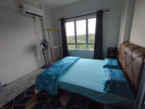 1 dormitorio con 1 cama y ventana grande en Sunshine Bay Resort Port Dickson, en Port Dickson