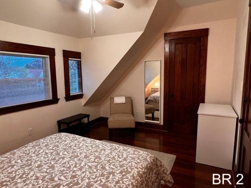 1 dormitorio con 1 cama y 1 silla en COSY and HOMEY with ALL, en New Haven
