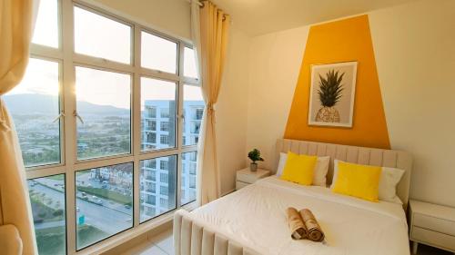 1 dormitorio con cama y ventana grande en Kulai D'Putra Suites 1min to ioiMall near JPO, Senai Airport, en Kulai