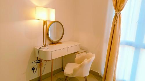 クライにあるKulai D'Putra Suites 1min to ioiMall near JPO, Senai Airportのバスルーム(鏡、シンク、椅子付)