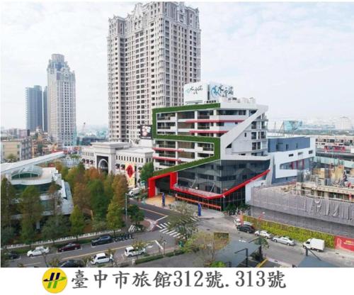 uitzicht op een stad met hoge gebouwen bij Icloud Luxury Resort & Hotel in Taichung