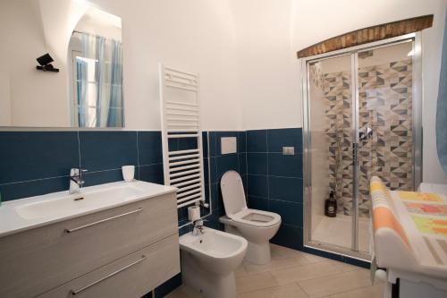 La salle de bains est pourvue de toilettes, d'un lavabo et d'une douche. dans l'établissement Civico 10, à Sanremo