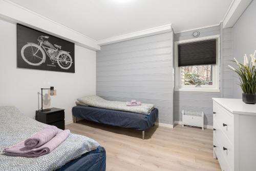 1 dormitorio con 2 camas y una bicicleta en la pared en Apartments Bergen free parking, en Bergen