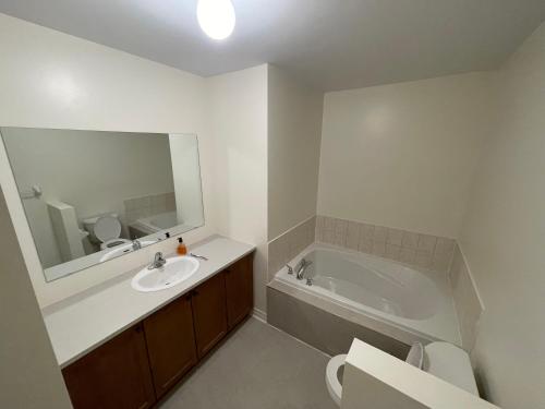 Comfort King في أوشاوا: حمام مع حوض وحوض استحمام ومرحاض