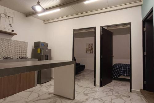 a room with a kitchen with a counter top and a door at Departamento Excelente ubicación Depto C in Orizaba