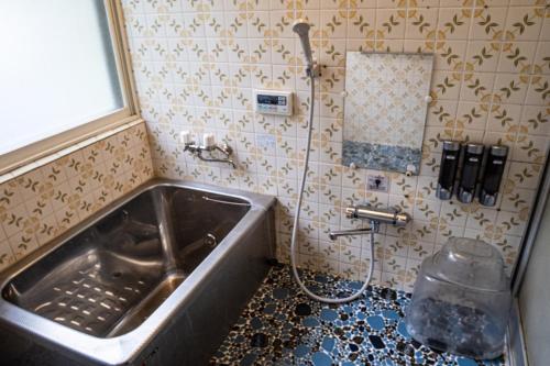 y baño con bañera y lavamanos. en Lien Tono en Tōno