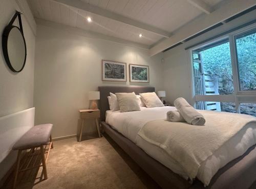 - une chambre avec un grand lit et une fenêtre dans l'établissement Fernview on Falls, à Kalorama