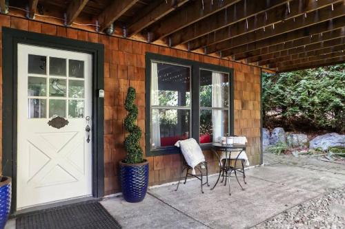 Cozy Snug Cove Treehouse – Photos 2
