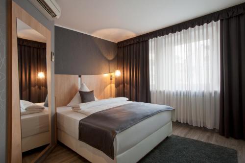 Säng eller sängar i ett rum på Hotel Asahi