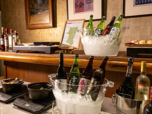 un grupo de botellas de vino sentadas en un mostrador en ANA Crowne Plaza Akita, an IHG Hotel, en Akita