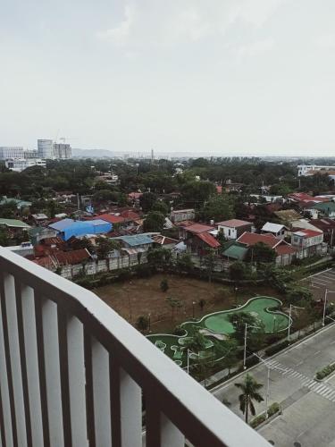 een balkon met uitzicht op de stad bij Condotel 810 in Iloilo City