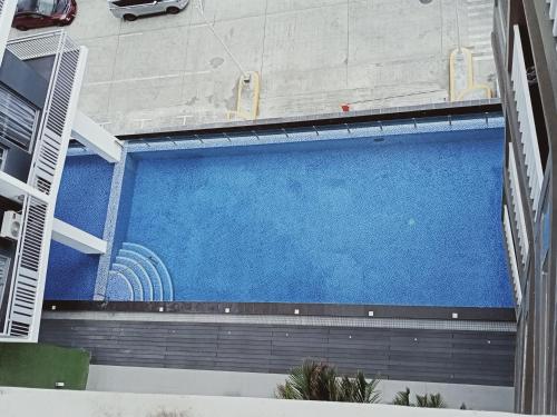 una vista aérea de una piscina en un edificio en Condotel 810 en Iloílo