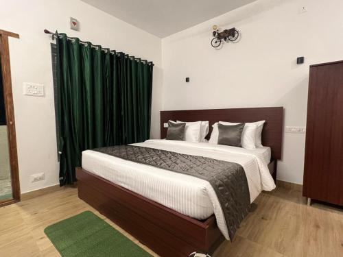 Ένα ή περισσότερα κρεβάτια σε δωμάτιο στο The Clover Resorts