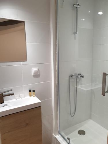 une salle de bain avec douche et lavabo dans l'établissement hyper centre Antibes maison de villes 100m2 ; terrasse 20 m2, à Antibes