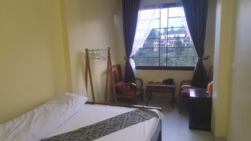 a bedroom with a bed and a window at Sapa Hostel - 679 Đường Điện Biên Phủ, TT. Sa Pa -by BayLuxury in Sa Pa