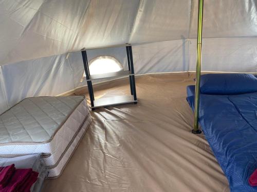 Tienda con cama y ventana en Wisdom Hill Campground, 