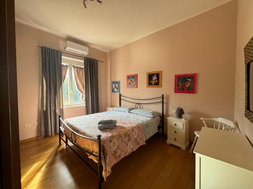 um quarto com uma cama, uma cómoda e uma janela em Villa Dei Fiori - casa vacanza em Capoterra