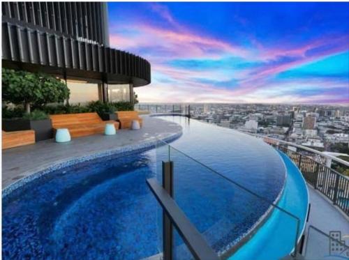 uma vista do topo de um edifício com piscina em Great location and amazing views em Brisbane