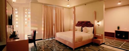 Una cama o camas en una habitación de The Biletha Bagh