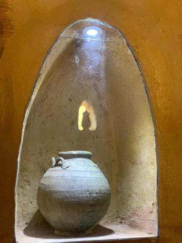 a large vase sitting in an archway in a building at بيت النحوي التراثي _ Bait Al Nahwai in Al Ḩamrāʼ