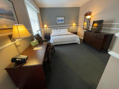 Una cama o camas en una habitación de Kalispell Grand Hotel