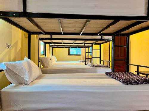 1 cama grande en una habitación con en Easy go backpacker hostel, en Vang Vieng