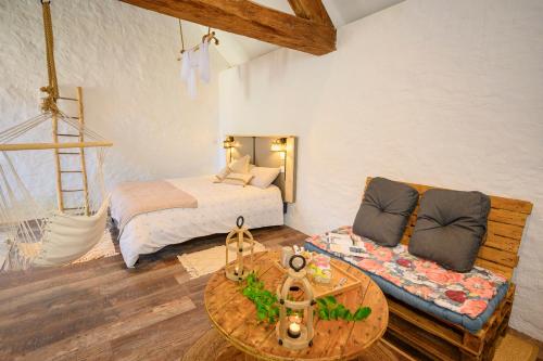 Marigny-en-Orxois的住宿－弗爾姆迪松格住宿加早餐莊園酒店，一间卧室配有一张床、一张沙发和一张桌子