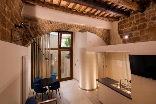 奧爾維耶托的住宿－Le Stanze di Teodorico，厨房以及带桌椅的用餐室。