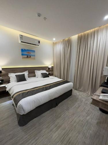 a large bedroom with a large bed in it at بارك المدينة للشقق المخدومة in Al Madinah