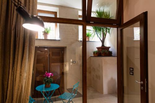 a hallway with a table and chairs and plants at Le Stanze di Teodorico in Orvieto
