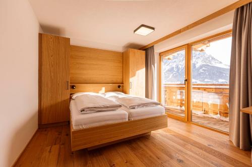 Postel nebo postele na pokoji v ubytování Zugspitz Suites Lermoos by ALPS RESORTS