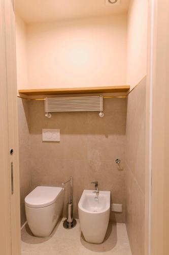 a small bathroom with a toilet and a sink at Le Stanze di Teodorico in Orvieto