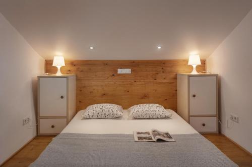 sypialnia z dużym łóżkiem i 2 szafkami nocnymi w obiekcie Apartment Stone House Krk w Krku