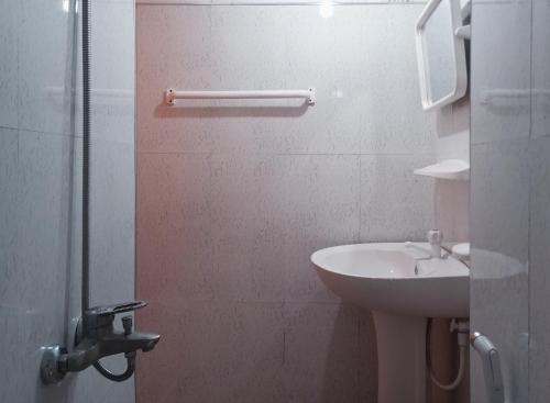 une salle de bain avec un lavabo et des toilettes dans l'établissement Pleasure Mount Homestay, à Ella