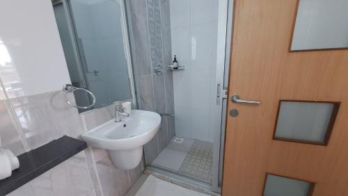 Ванная комната в Ary Homestay Nyali- Behind City Mall