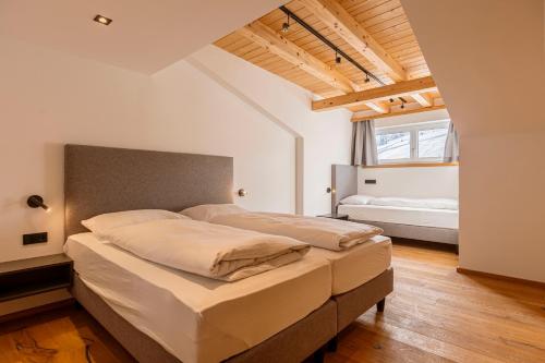 Postel nebo postele na pokoji v ubytování Zugspitz Suites Lermoos by ALPS RESORTS