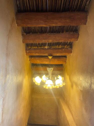 a ceiling with a chandelier in a room at بيت النحوي التراثي _ Bait Al Nahwai in Al Ḩamrāʼ