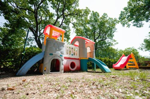 um parque infantil com vários equipamentos de brincar num parque em Centro Vacanze San Marino em San Marino