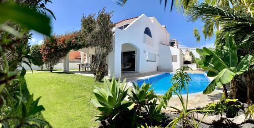 a villa with a swimming pool in a yard at Turquesa 3 Fuerteventura in Corralejo